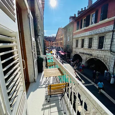 Le Balcon De La Vieille *