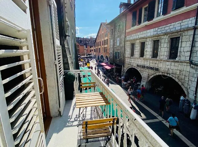 Le Balcon De La Vieille *